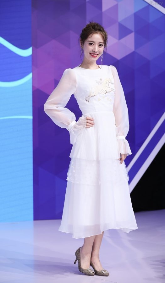 美女主持司雯嘉身穿白裙踩细高跟肌肤白皙(5/6)