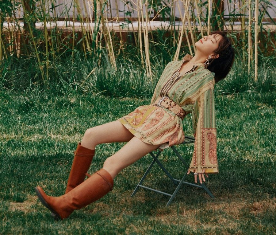 灵动少女庄达菲美腿长靴花园美照(2/3)