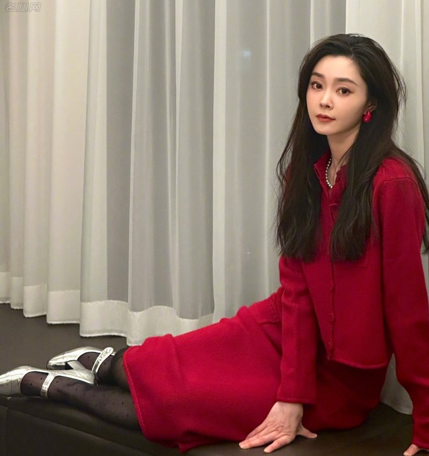 宋轶这次穿的是圆点黑丝(4/4)