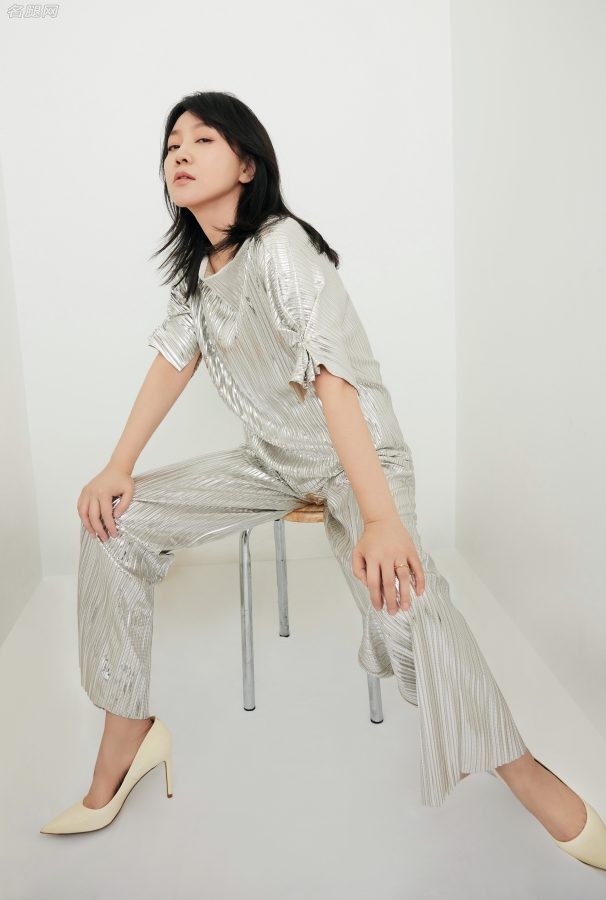 Yan Ni, the proprietress of Tongfu Inn, wears white stilettos to shoot a photo shoot, exuding charming charm(1/4)
