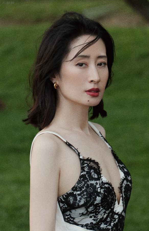 刘敏涛在美景中穿着性感媚眼迷人(3/6)