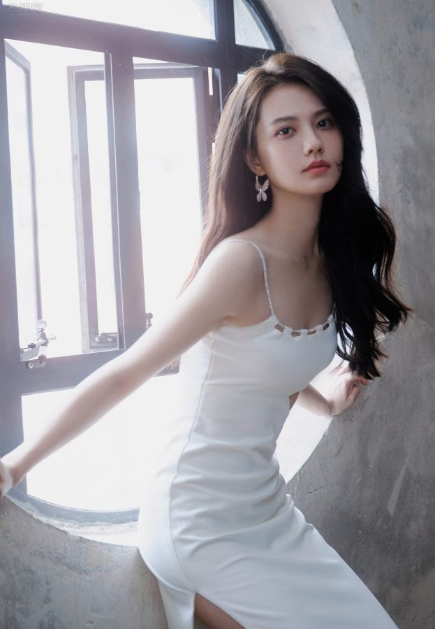 Jiang Peiyao wears purple sandals and high heels with an elegant and brilliant look(5/8)