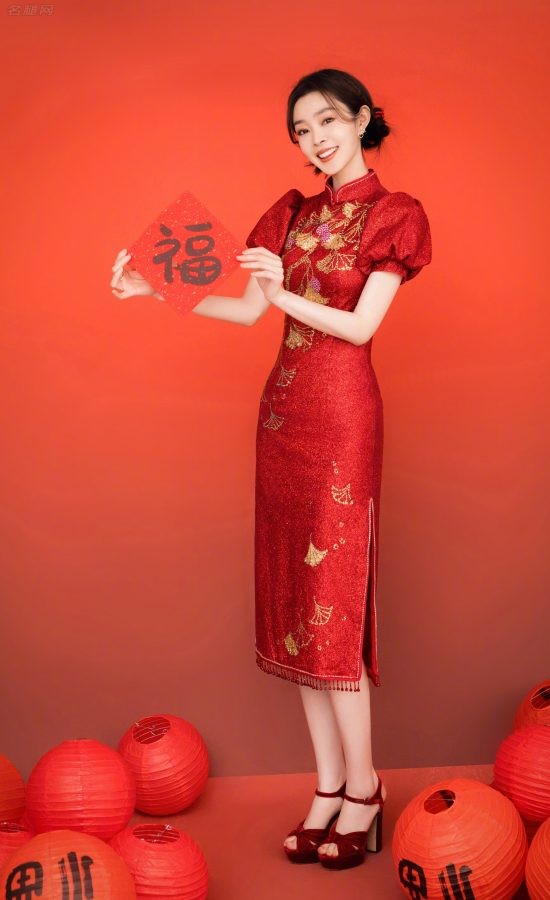 宋轶红旗袍红高跟亮相春晚腿白足美(1/10)