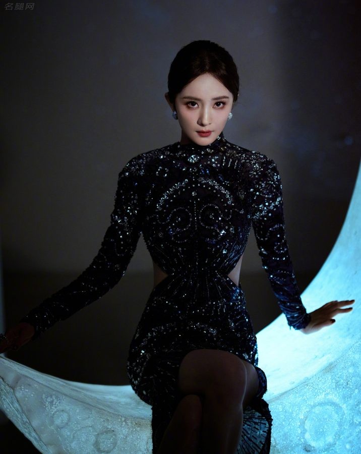杨幂穿修身星光晚礼服夹腿坐姿绝了(5/24)