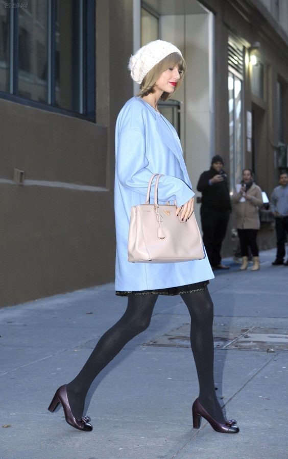 Taylor Swift寒冷冬日出门腿穿保暖黑袜(25/25)