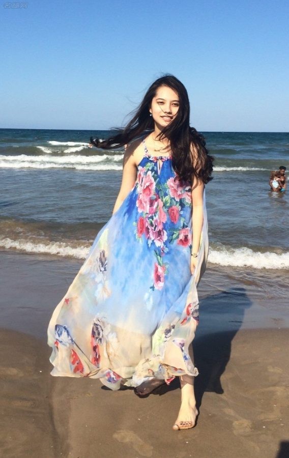 姜珮瑶光着白足踩在海滩上(6/8)