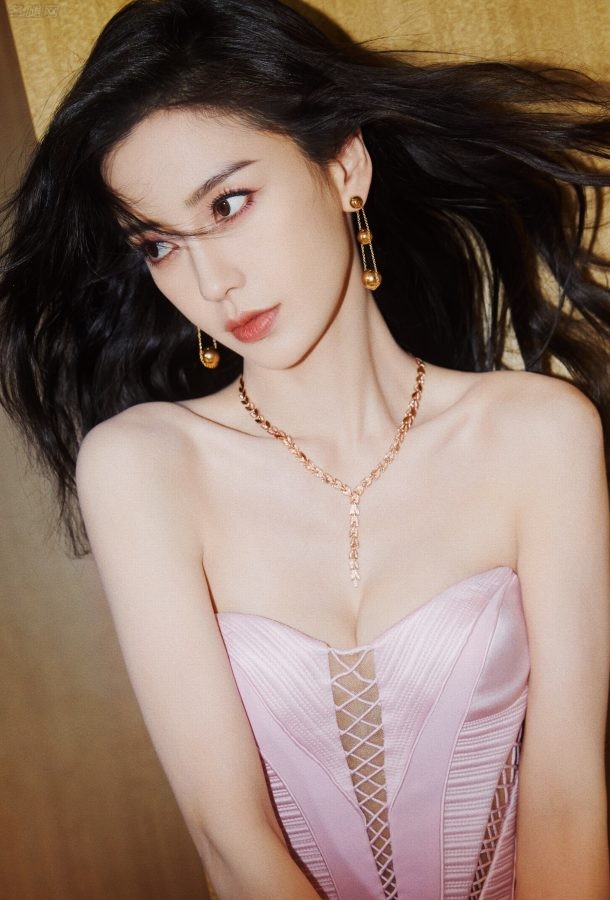 安吉拉大宝贝杨颖穿低胸羽毛裙秀双球出席时尚芭莎年度派对(5/12)