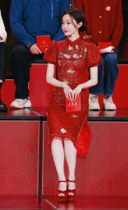 宋轶红旗袍红高跟亮相春晚腿白足美