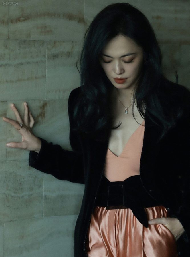 姚晨穿低胸装踩高跟参加米兰时装周现场看秀(13/16)