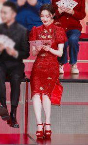 宋轶红旗袍红高跟亮相春晚腿白足美