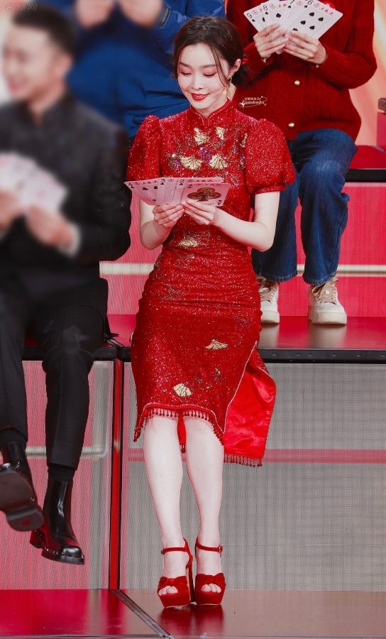 宋轶红旗袍红高跟亮相春晚腿白足美(9/10)