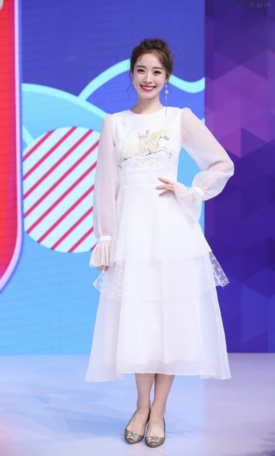 美女主持司雯嘉身穿白裙踩细高跟肌肤白皙(3/6)