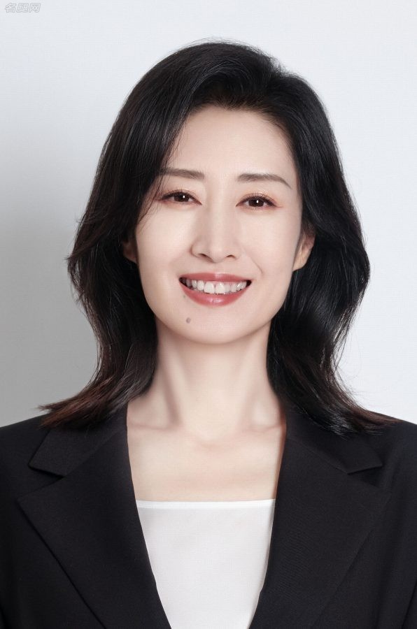 刘敏涛穿一套收腰西装展示立体身材笑容明媚甜美(2/2)