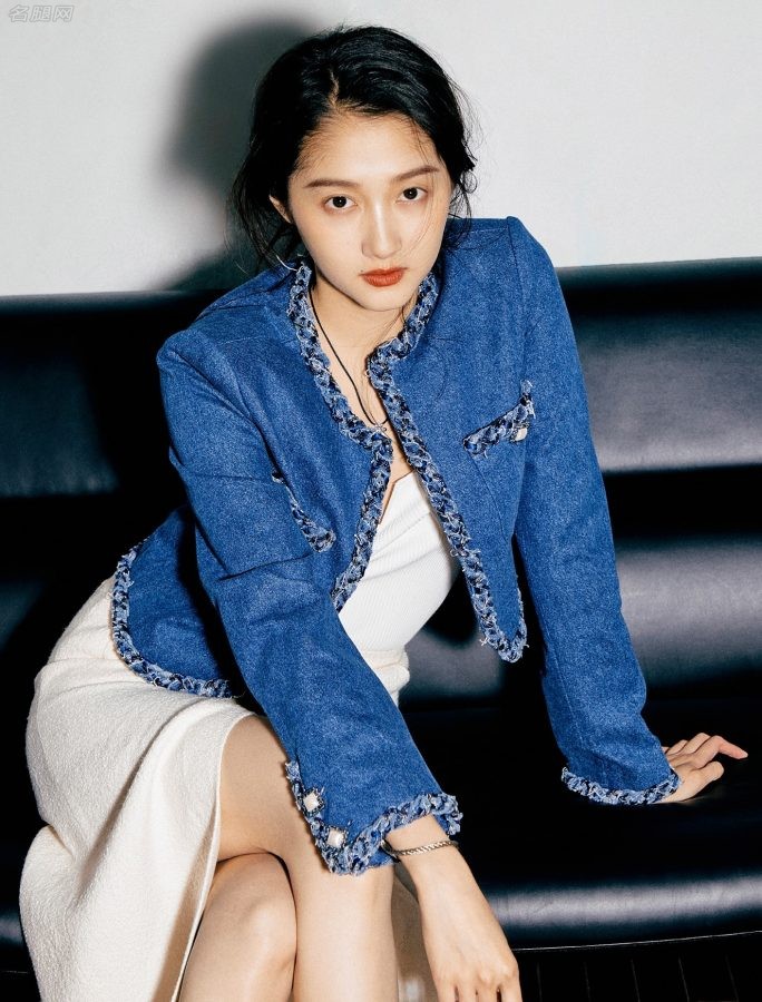 《精彩OK》关晓彤都市摩登造型美腿踩紫色恨天高(7/9)