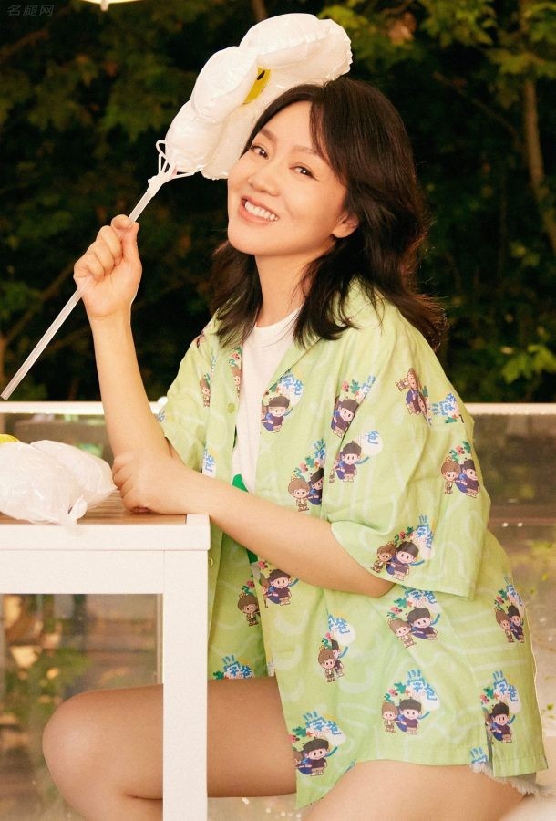 成熟女演员闫妮户外光着大腿拍照(1/3)