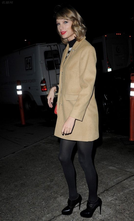 Taylor Swift泰勒·斯威夫特大长腿穿黑丝踩细高跟街拍美照(5/11)