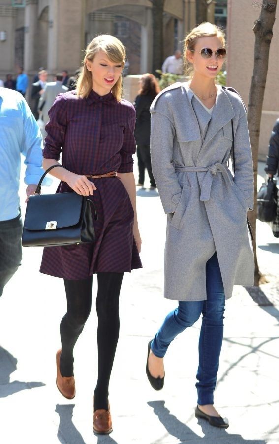 美国女歌手Taylor Swift细长腿穿黑袜街拍照(4/28)