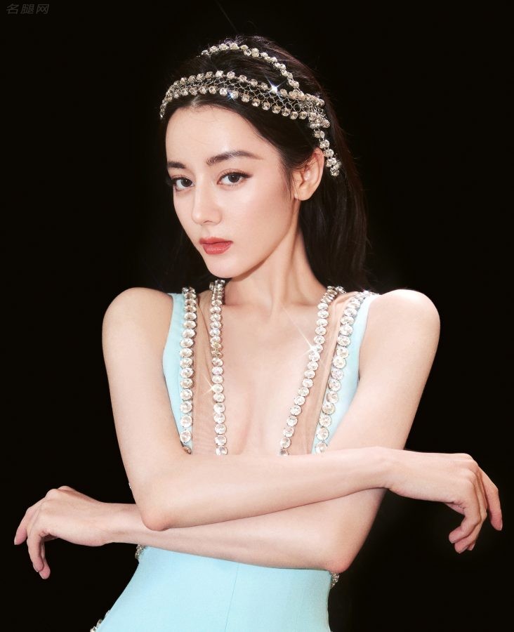 迪丽热巴身穿蓝色修身长裙美脸盯屏(4/9)