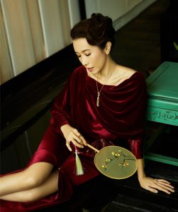 莫文蔚中国风大片，穿一条洁白长裙展露细长美玉腿