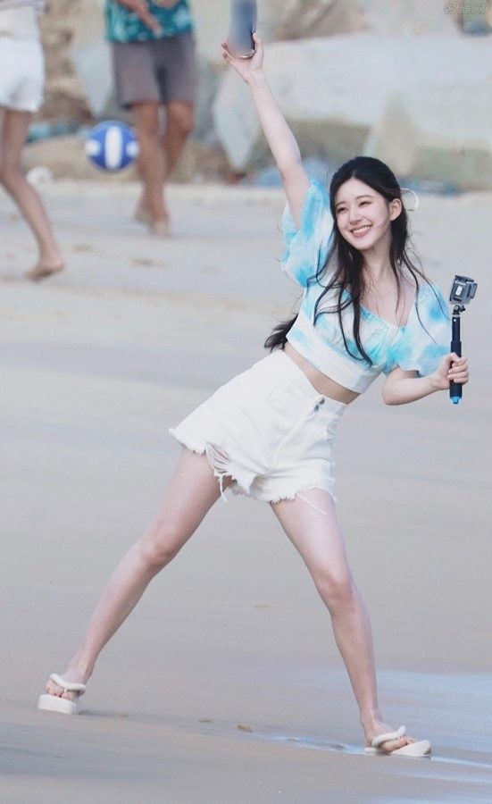 赵露思在海边展露自己白皙的少女腿(1/4)