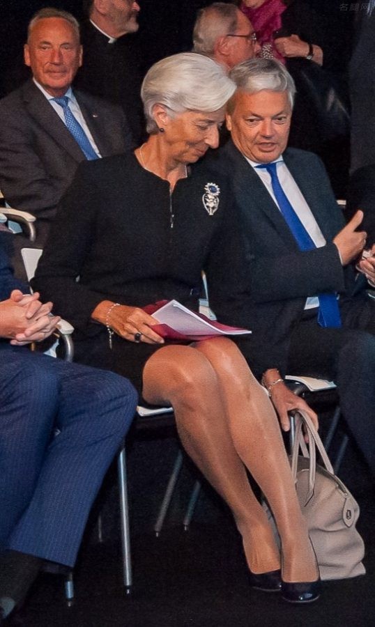 欧央行行长Christine Lagarde在活动中的丝袜腿(1/3)