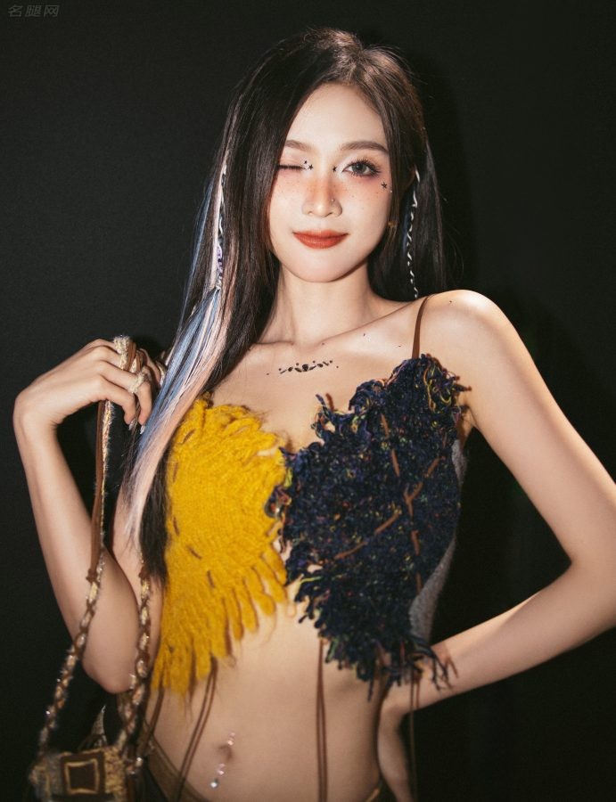 鬼马美少女吴宣仪太上走秀长腿细滑(6/6)