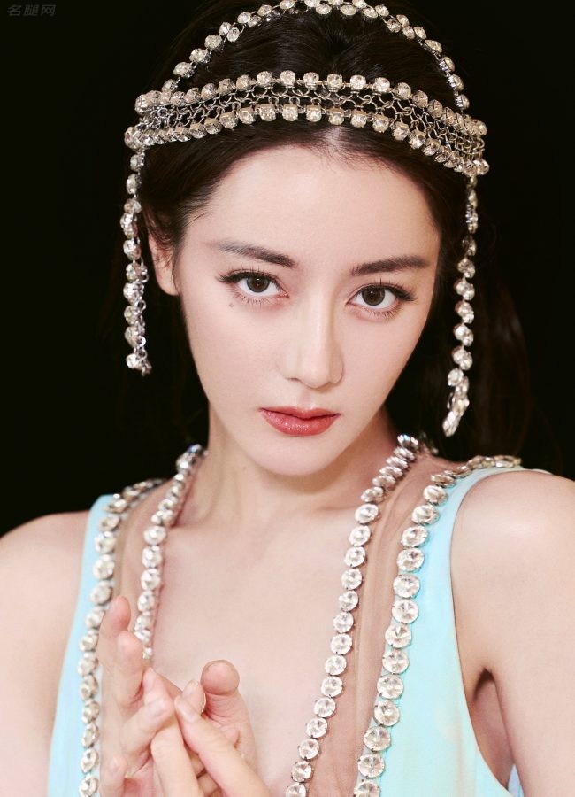 迪丽热巴身穿蓝色修身长裙美脸盯屏(6/9)