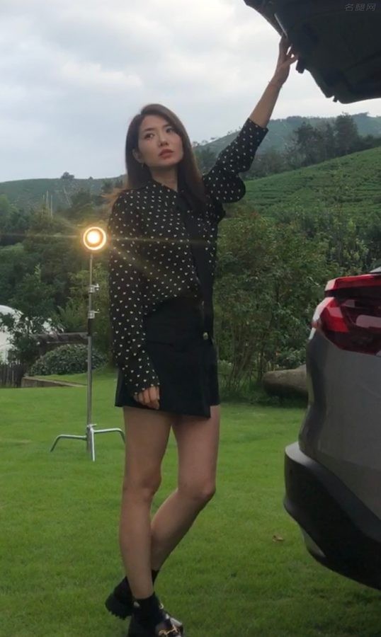 车若初见初晓敏坐在汽车后备箱里秀美腿(3/3)