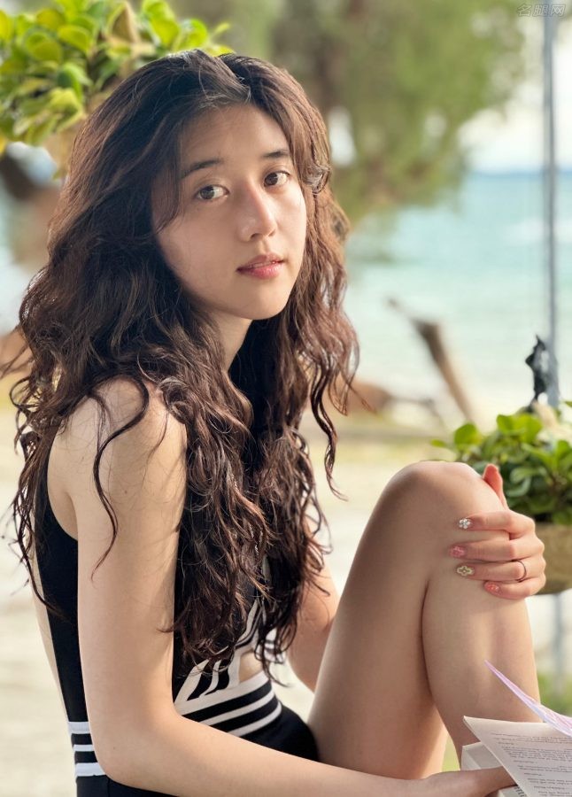李凯馨穿连体泳衣玩水上摩托大腿白皙修长(8/16)