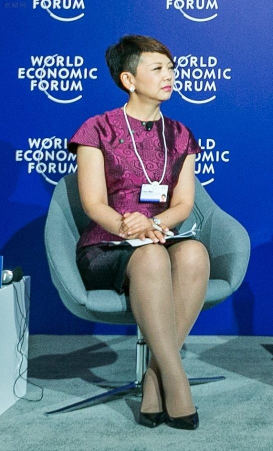 环球电视网女主持人田薇在世界经济论坛上的丝袜腿（第2张/共4张）