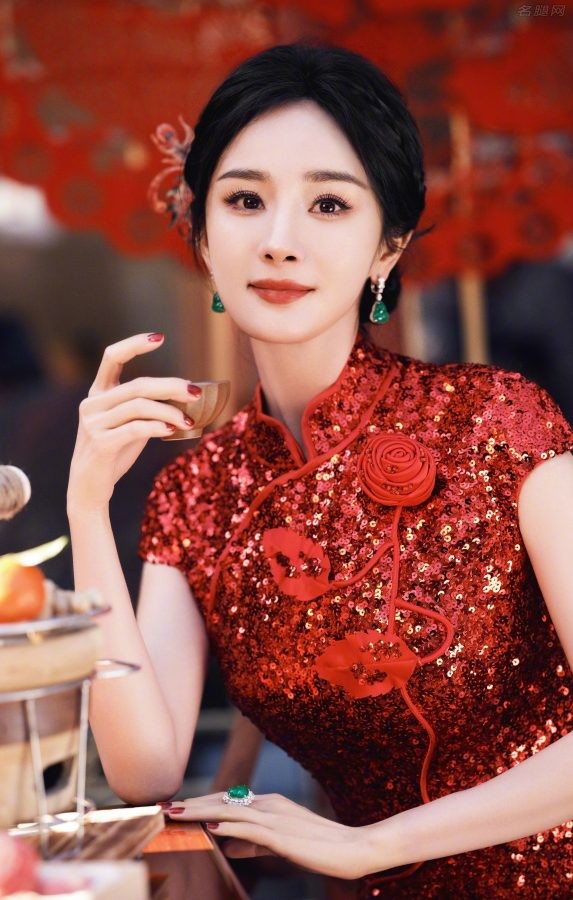 杨幂穿修身国风长裙恭贺新春(6/13)