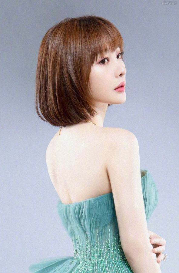 柳岩美艳妆容穿低胸绿裙大秀事业线(8/12)