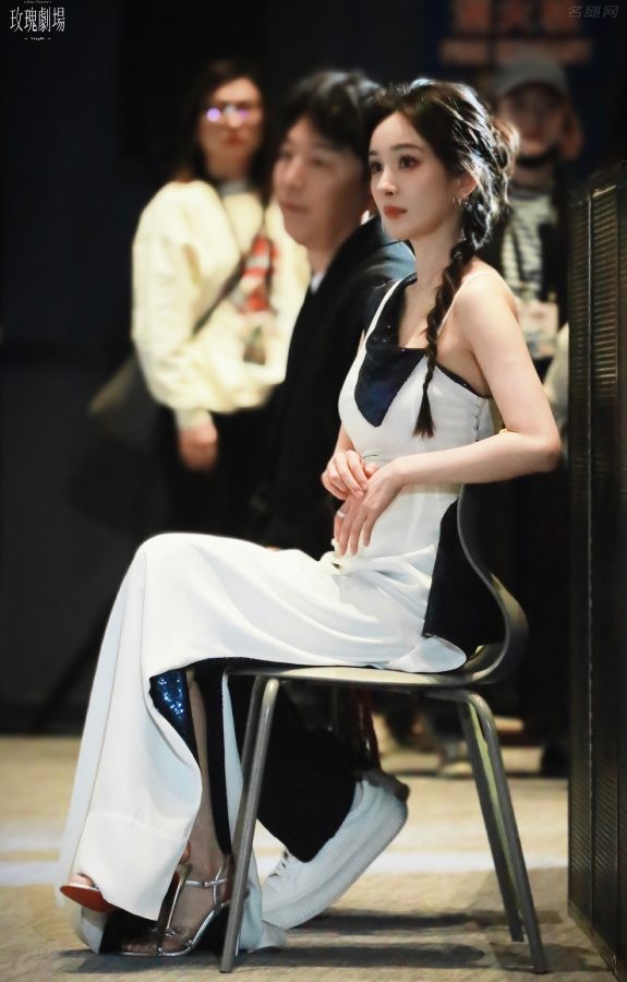 杨幂穿高开叉裙宣传《功夫熊猫4》，一双长腿美足真乃世间绝品(18/20)