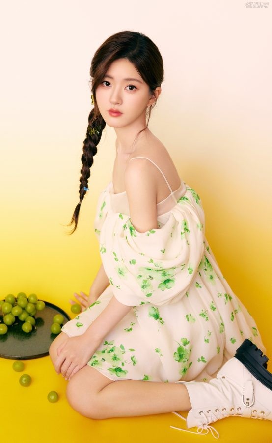 清甜美露赵露思穿吊带短裙玉肩滑嫩玉腿细长(2/7)