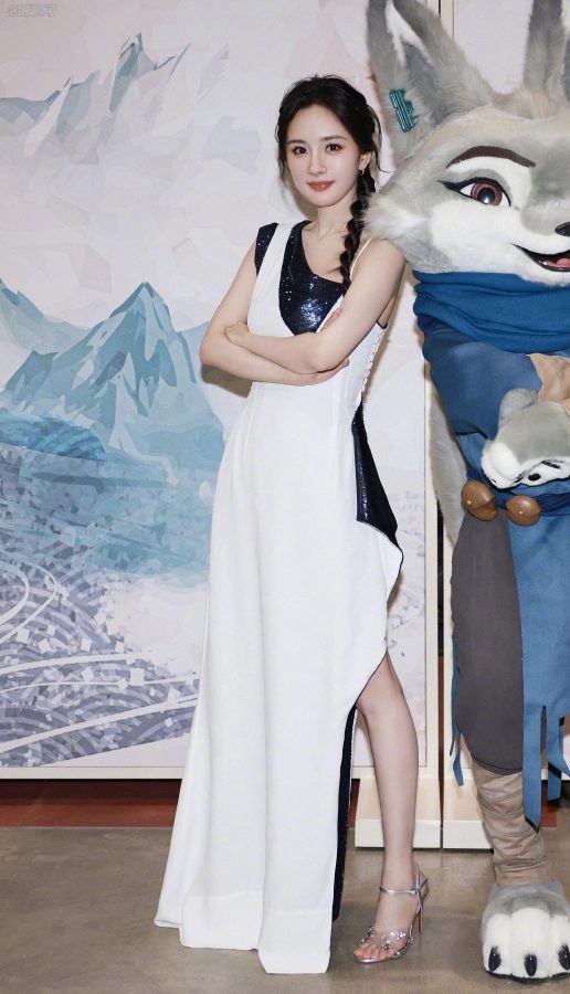 杨幂穿高开叉裙宣传《功夫熊猫4》，一双长腿美足真乃世间绝品(16/20)