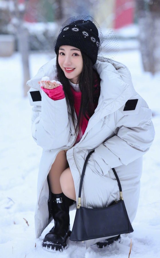 柳岩在雪地里不穿光腿神器我是不信的(3/4)