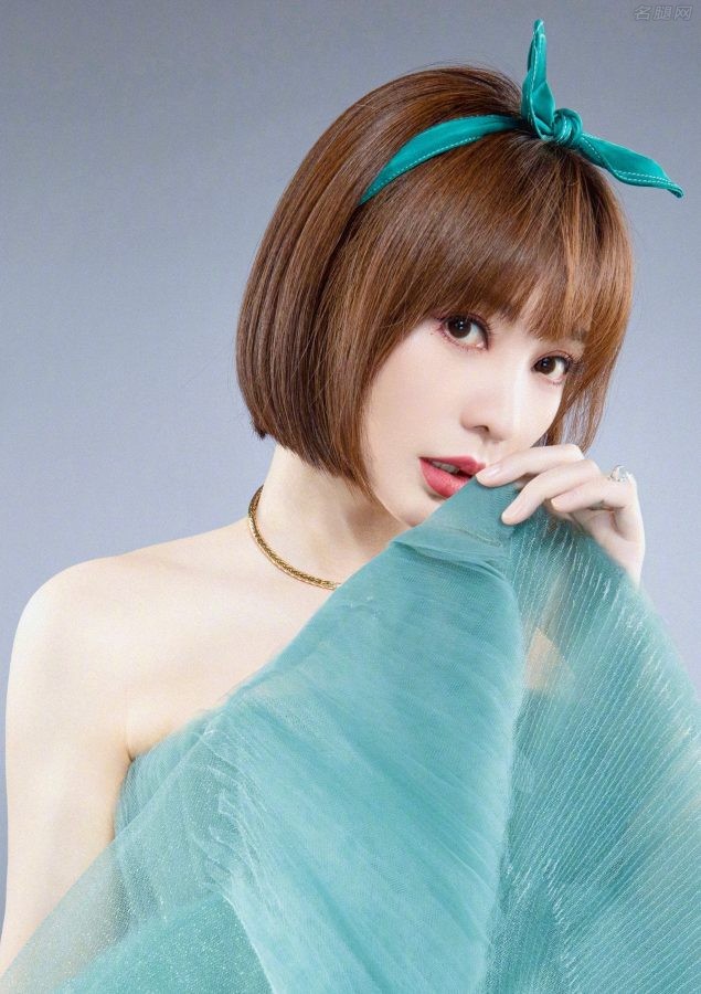 柳岩美艳妆容穿低胸绿裙大秀事业线(6/12)