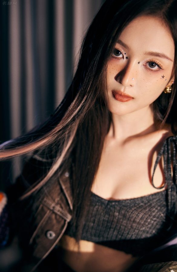 吴宣仪雀斑妆星星眼叛逆少女装扮，超短裙靴子纤细美腿气场全开(9/9)