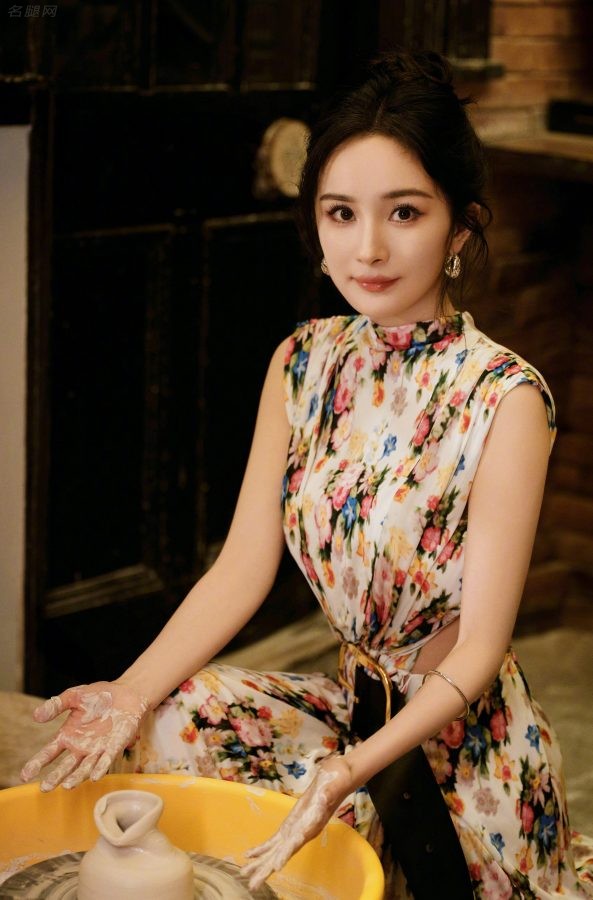 杨幂穿大露背花裙细美腿穿亮白色高跟鞋在陶艺馆玩泥巴弄得满手都是(10/11)