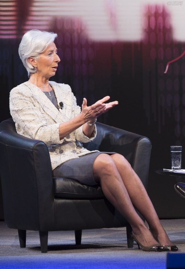 欧洲央行行长克里斯蒂娜·拉加德在世界银行会议上的丝袜腿（第9张/共11张）