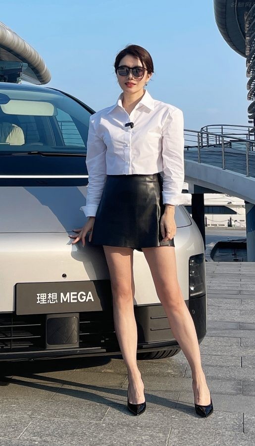 初晓敏戴眼镜测评理想MEGA踩细高跟秀长腿，人称车评界的杨幂(3/6)
