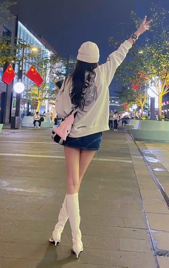 美少女吴宣仪在夜晚城市里展示她细白的美腿(2/4)