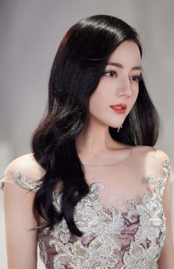女星迪丽热巴脚踩锋利细跟凉鞋翩翩起舞(3/3)