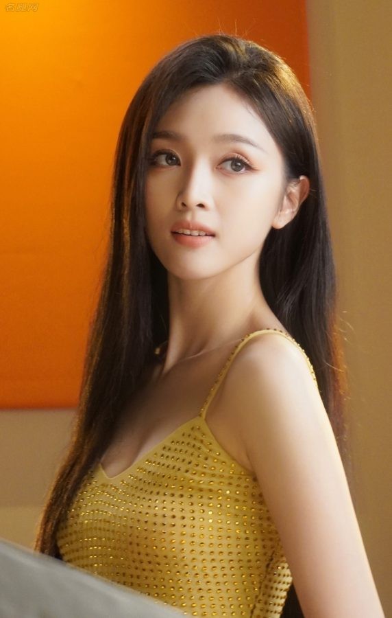 吴宣仪身穿吊带修身礼服含苞待放(7/9)