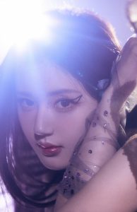 赵露思穿破洞丝袜展露完美大腿曲线