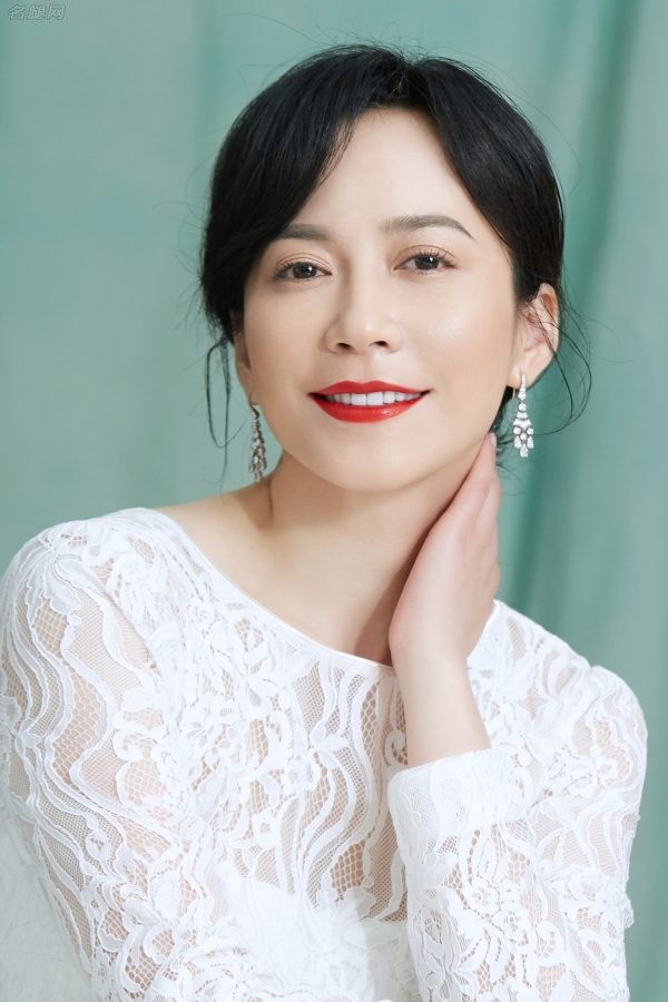 俞飞鸿大气成熟和美腿卢洋洋现身北京国际电影节开幕式红毯(3/4)
