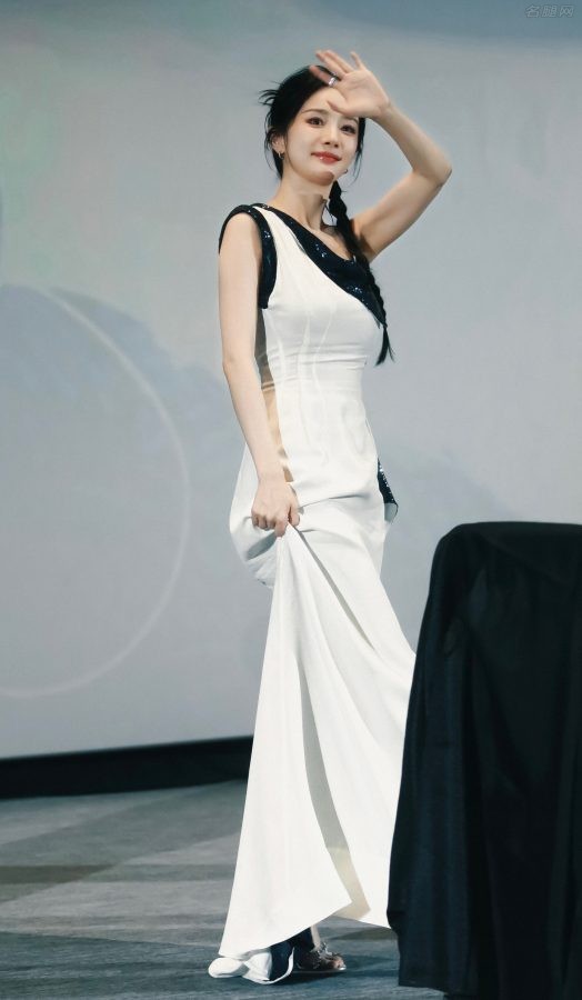 杨幂穿高开叉裙宣传《功夫熊猫4》，一双长腿美足真乃世间绝品(20/20)