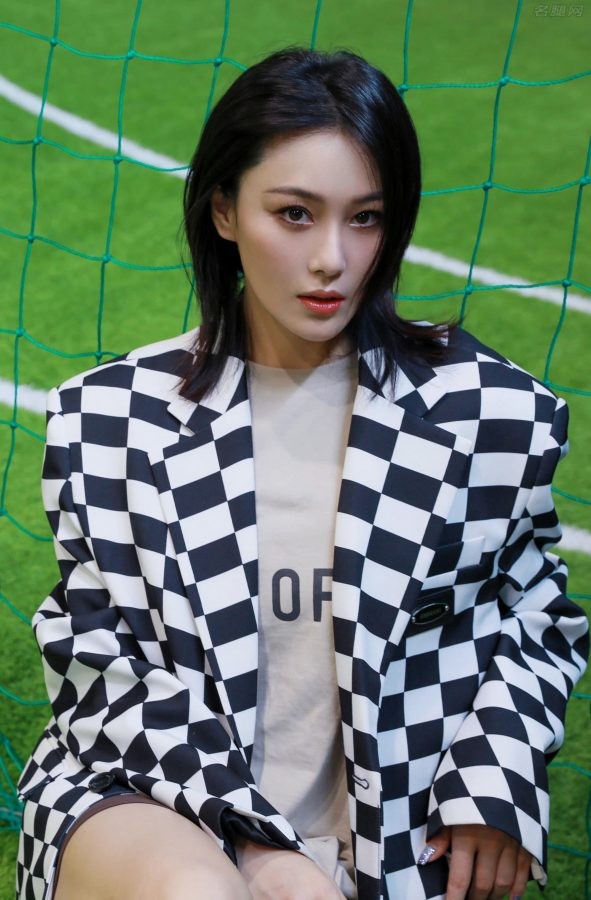 网球场上张馨予穿棋盘格子西服露出一双洁白的长腿(3/4)