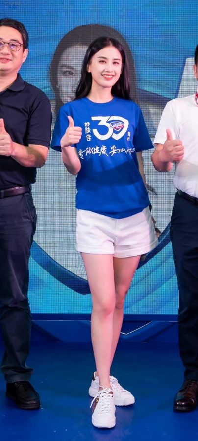黄圣依出席宝洁舒肤佳宣传活动穿白色热裤秀美腿活力满满(3/5)