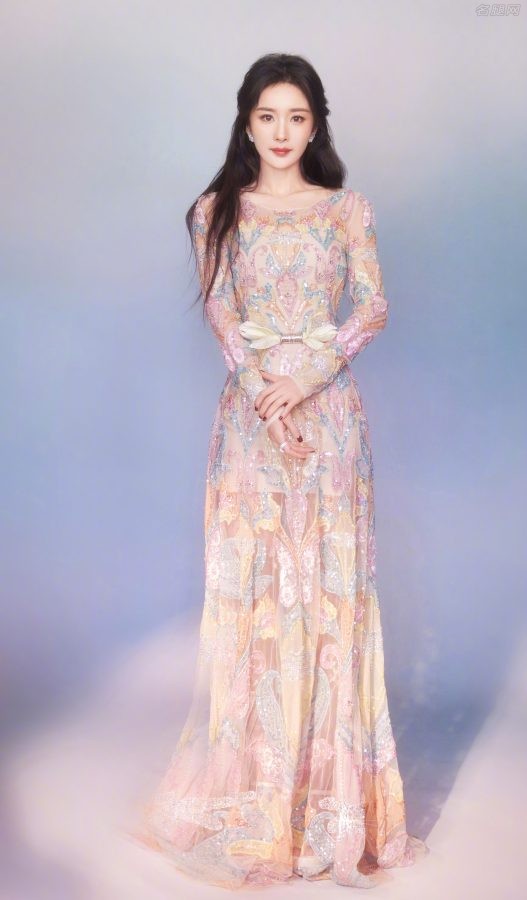 女神杨幂穿薄纱裙美腿半透(2/4)